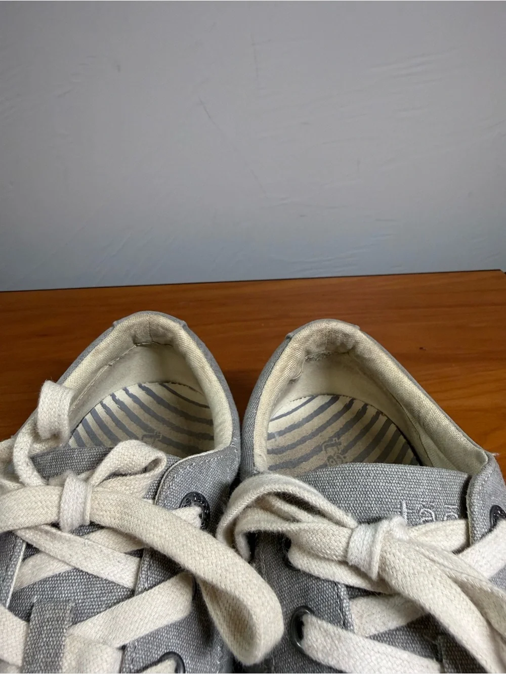Taos Footwear Women's Star Sneaker Canvas‎ Shoe Light Grey Lace Up 10.5